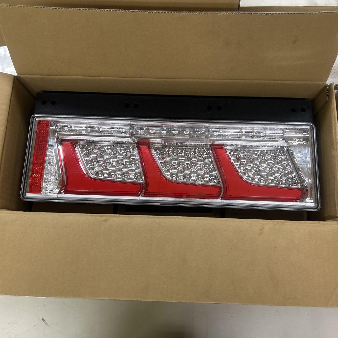 3連LEDテールランプ 赤/クリア 2個セットノーマルターン　新車外し koito3renred-2.jpg