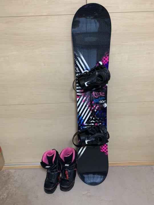 可愛い♪ レディーススノーボード ビンディング・ブーツ付 ピンク＆黒 可愛い♪ レディーススノーボード ビンディング・ブーツ付