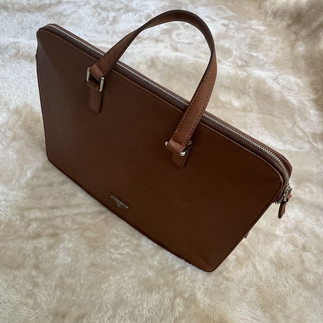 【正規品・美品】プラダ ビジネスバッグ 三角ロゴ サフィアーノレザー ブラウン プラダ ビジネスバッグ レザー サフィアーノ 三角ロゴ 自立