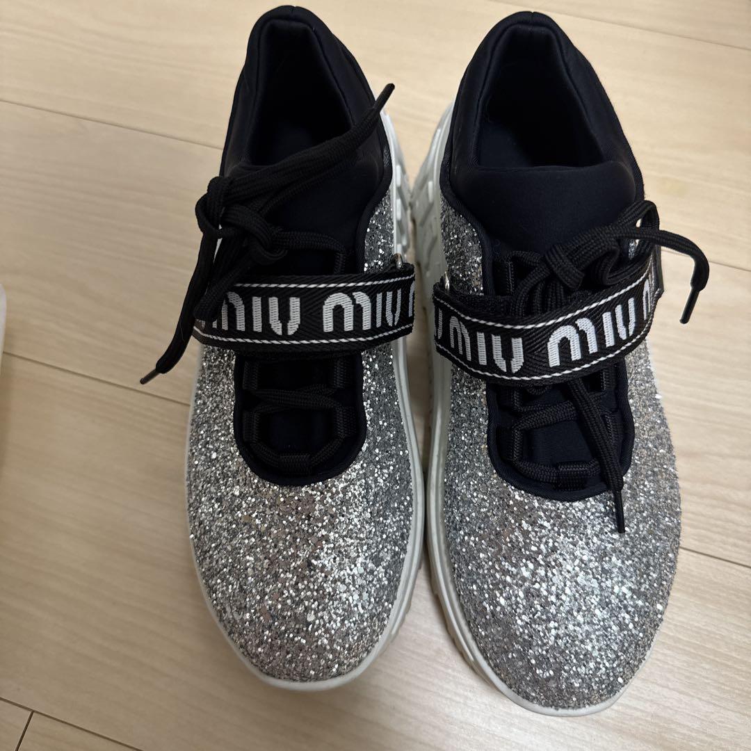 miumiu シルバーグリッター ロゴ 厚底スニーカー 美品 MIUMIU グリッター ロゴ 厚底 スニーカー シルバー - メルカリ