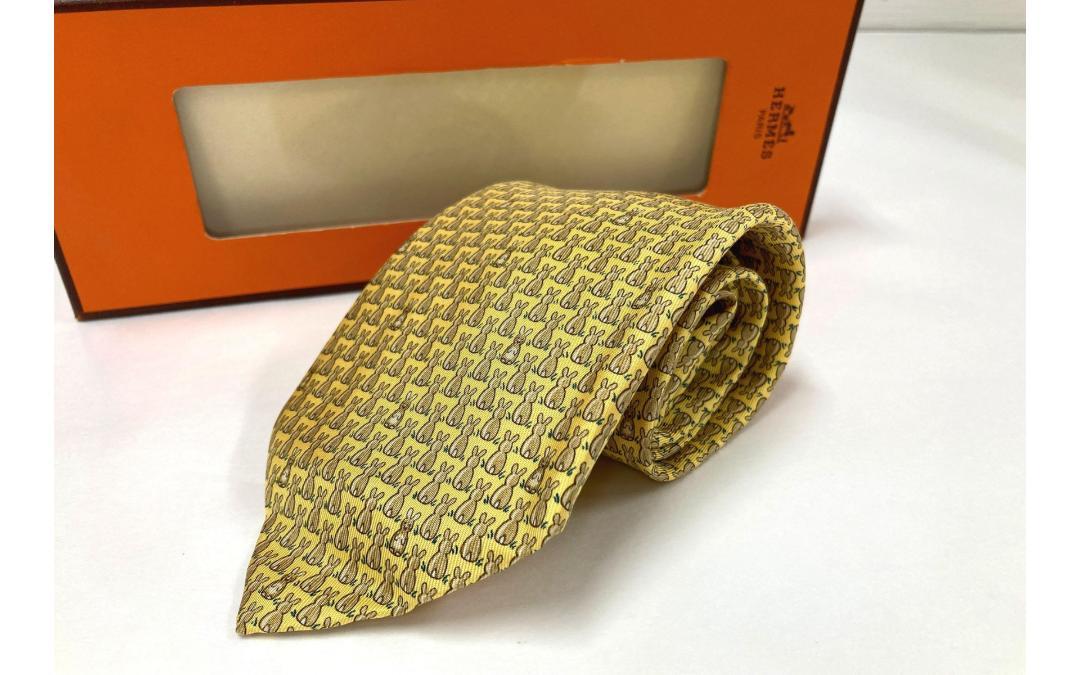 HERMES ネクタイ ウサギ柄　イエロー HERMES ウサギ模様 イエローネクタイ シルク製（シルクタイ 7 cm