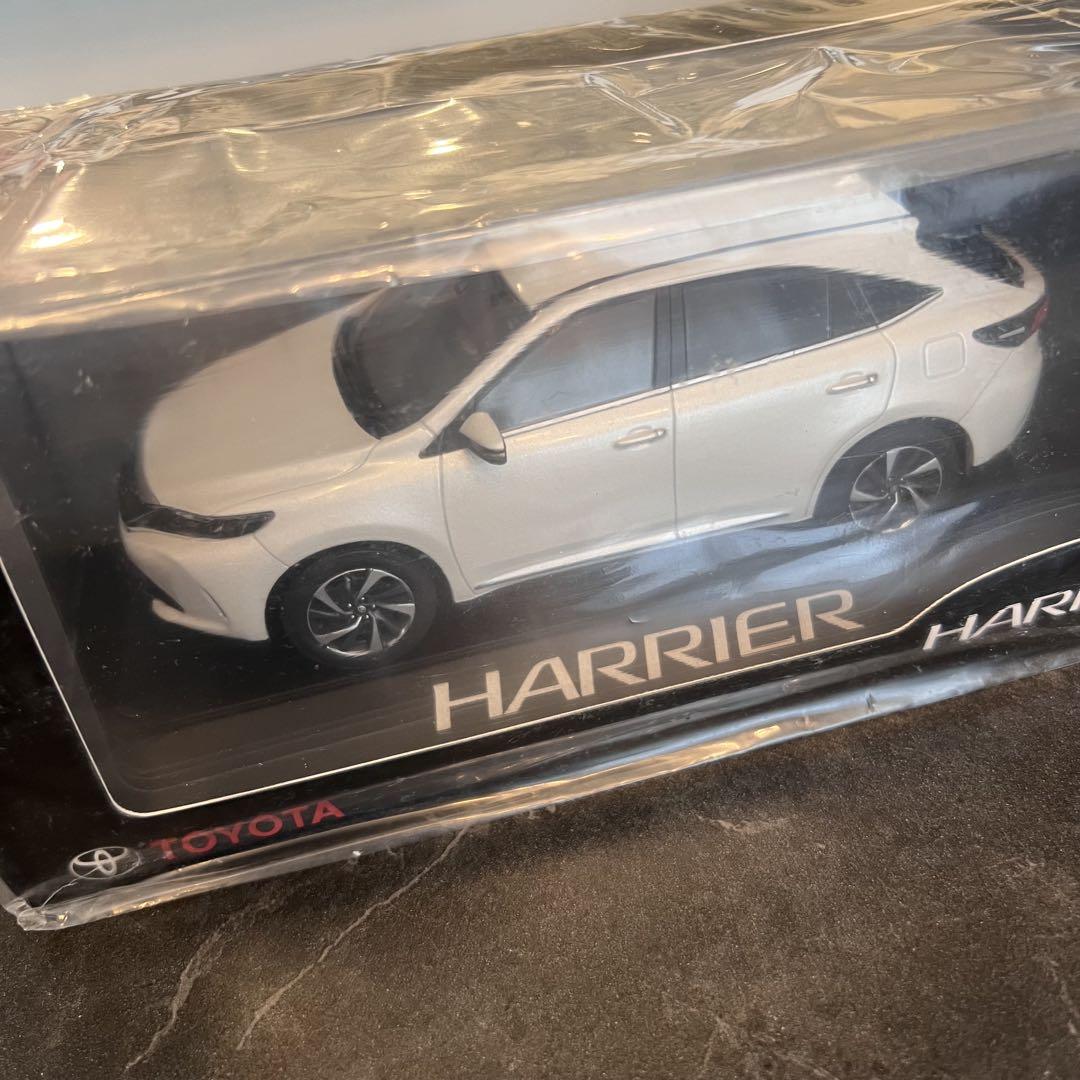 トヨタ ハリアー ミニカー 1/30スケール ホワイトパール 非売品