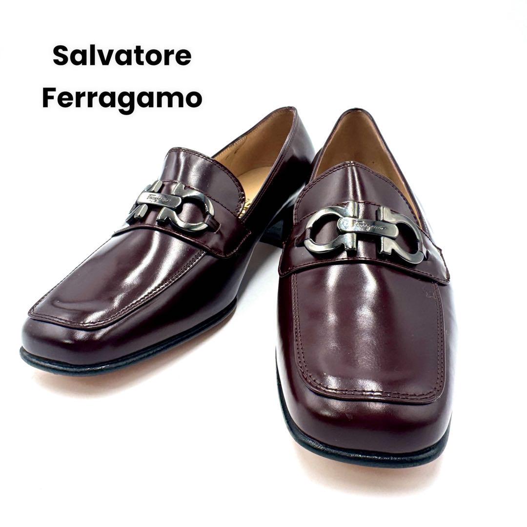 【極美品】Ferragamo ガンチーニ ブラウン ローファー 24.5㎝ ウィメンズ ガンチーニまたはニューバラプレート付きローファー