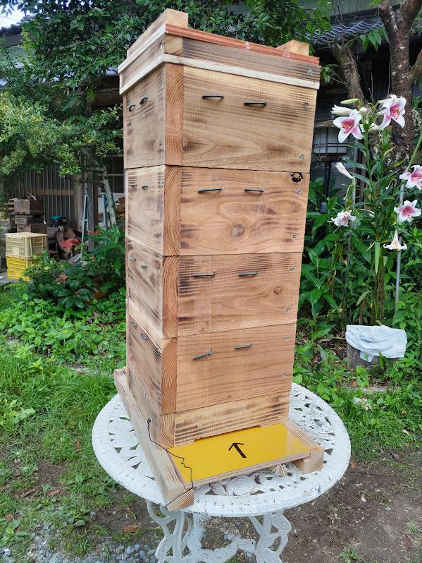 日本蜜蜂 重箱式巣箱4段スライド底板 スノコ付き　誘引液300cc付　セット割有 日本蜜蜂 重箱式巣箱4段スライド底板 スノコ付き 誘引液300cc付