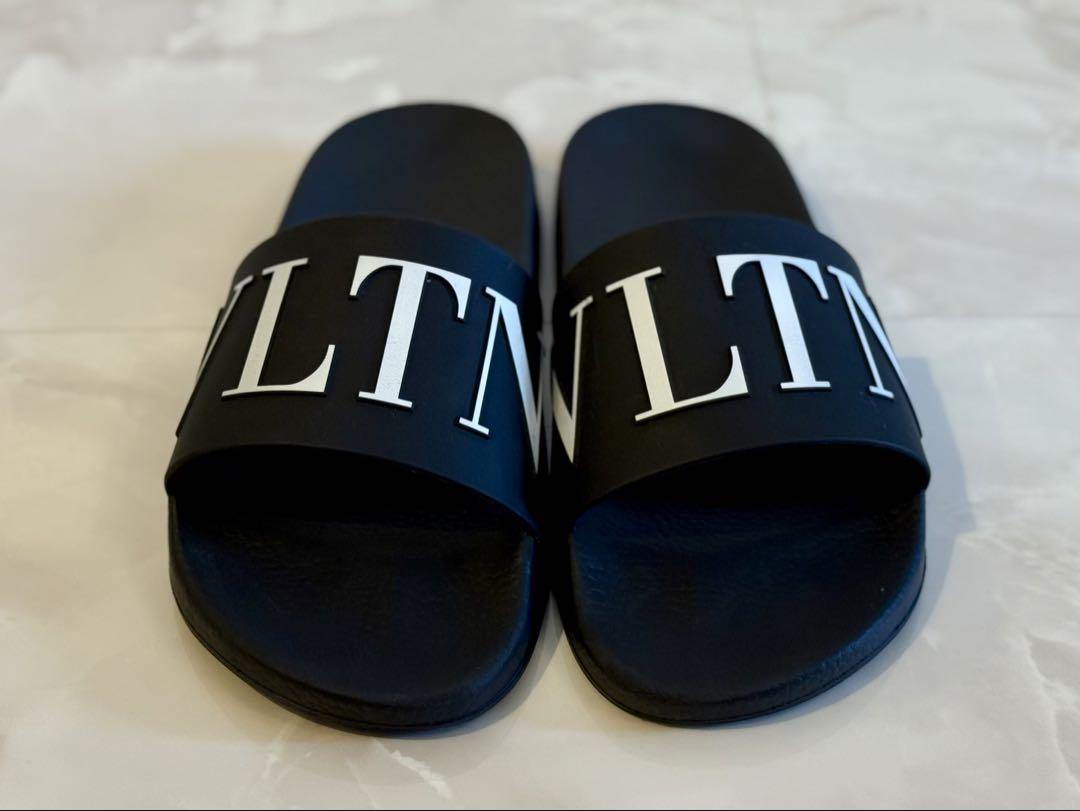 お買い得！！★ Valentino ★ Vロゴ ラバー スライドサンダル VALENTINO VLTN ラバー スライドサンダル（ヴァレンティノ VLTN