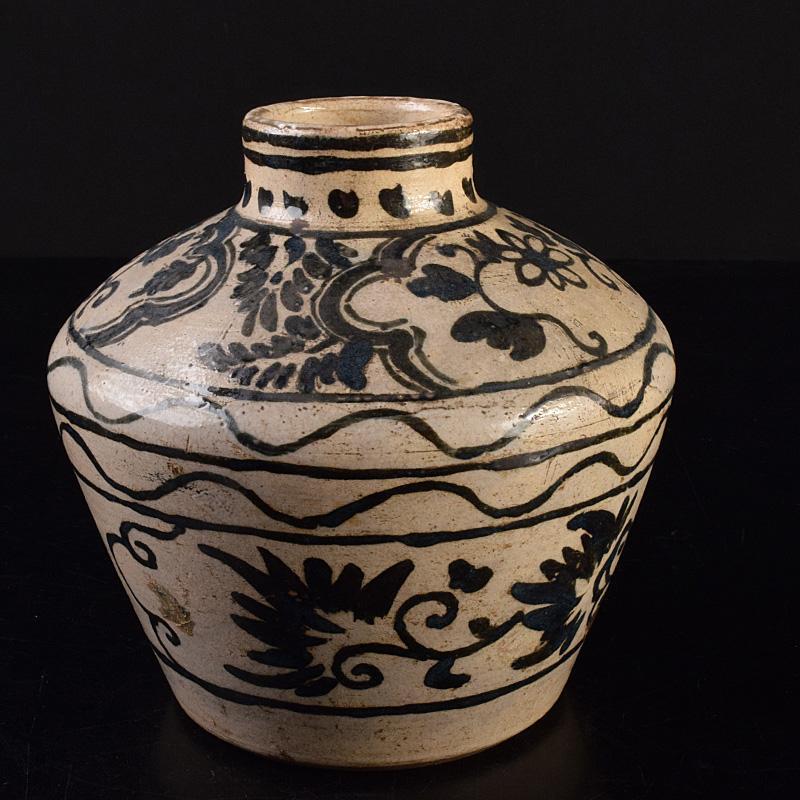 中国　磁州窯白磁　鉄絵花卉文壷　大壷　C　R5598C 白地鉄絵花卉文壺 はくじてつえかきもんつぼ – 石井コレクション