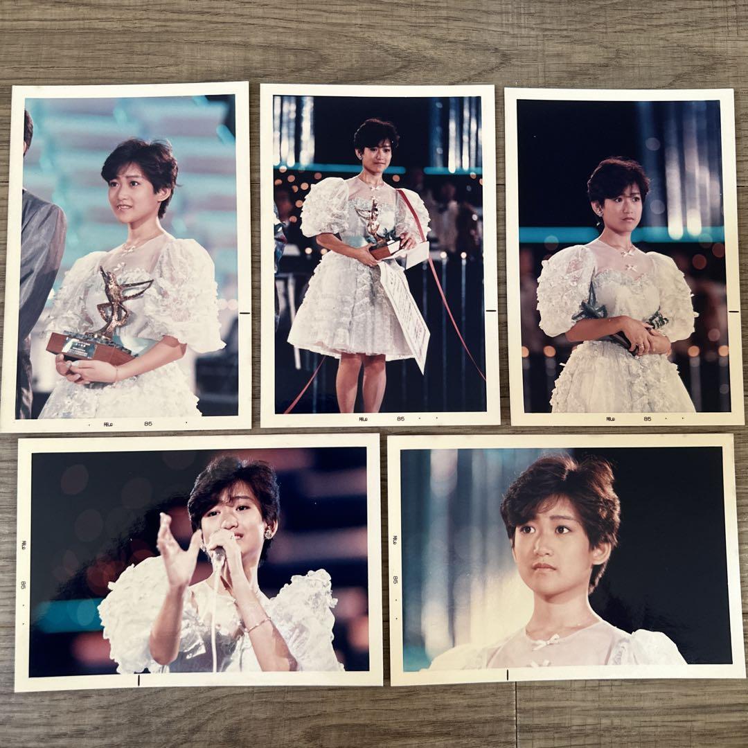 岡田有希子　当時物　生写真　五枚セット　ブロマイド　Ｅ判 岡田有希子さん 当時物写真 2977 5枚セット - メルカリ