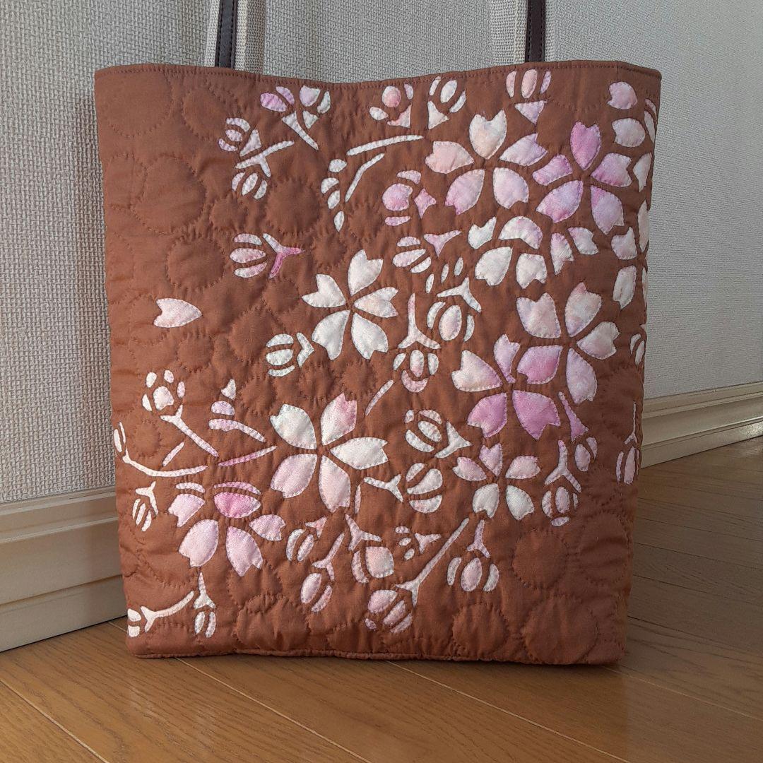 春の花のハワイアンキルトバッグ　ハンドメイド ハワイアンキルト 花と葉の刺繍 ハンドバッグ ハンドメイド