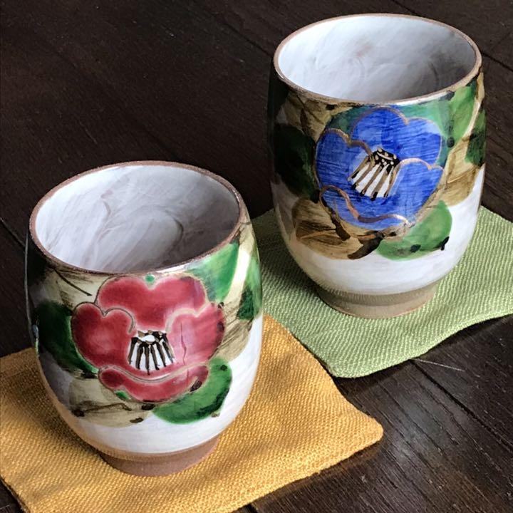 京焼/清水焼「嘉豊窯 椿絵 夫婦湯のみ」湯飲み・大胆な椿柄が