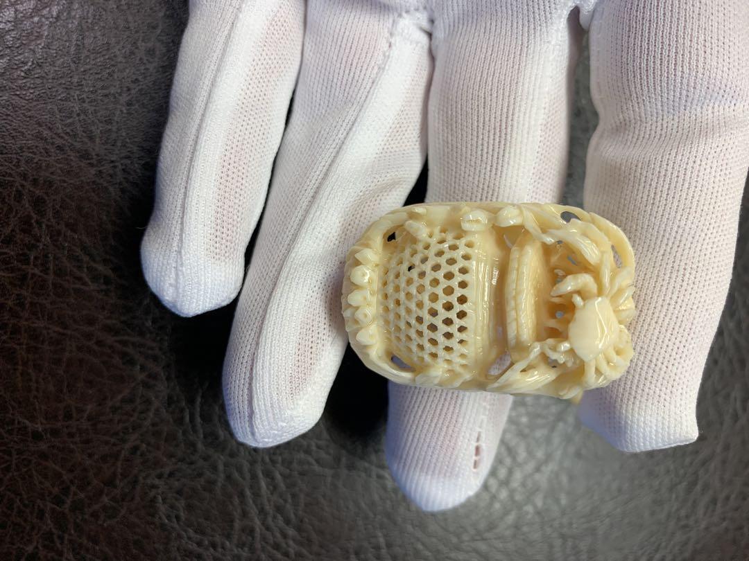 ぞうげ風 蟹と花の彫刻　極上　根付　提げ物　天然素材　アンティーク　置物　鯨歯 ぞうげ風 蟹と花の彫刻 極上 根付 提げ物 天然素材 アンティーク