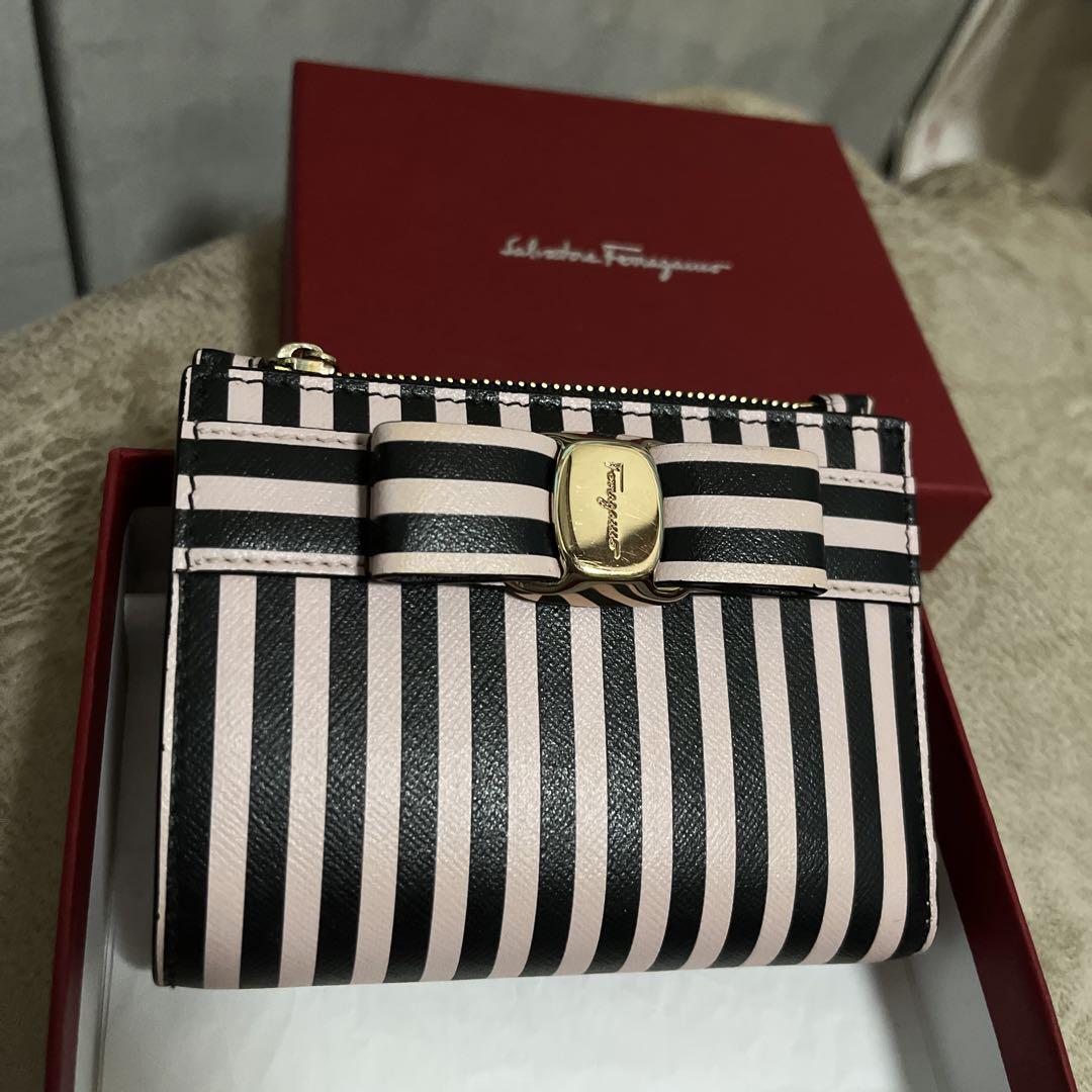 【完売必至】フェラガモ 華やかで美しいデザインのウォレット フェラガモ ウォレット (FERRAGAMO】7月29日最強開運日に