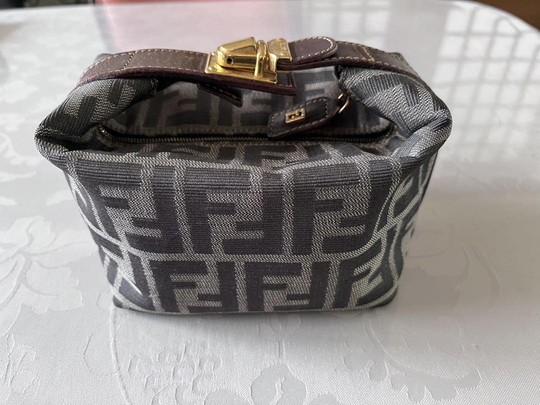 タグ付き FENDI ペカン柄 ポーチ ハンドバッグ 化粧ポーチ バニティバッグ FENDI ズッカ柄 化粧ポーチ （リバイバルで人気再燃