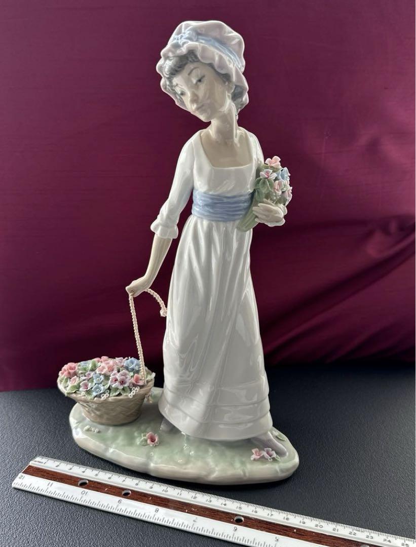 リヤドロ　LLADRO 花を持つ女性　約29cm リヤドロ LLADRO 花を持つ女性 約29cm （花の香りにつつまれて