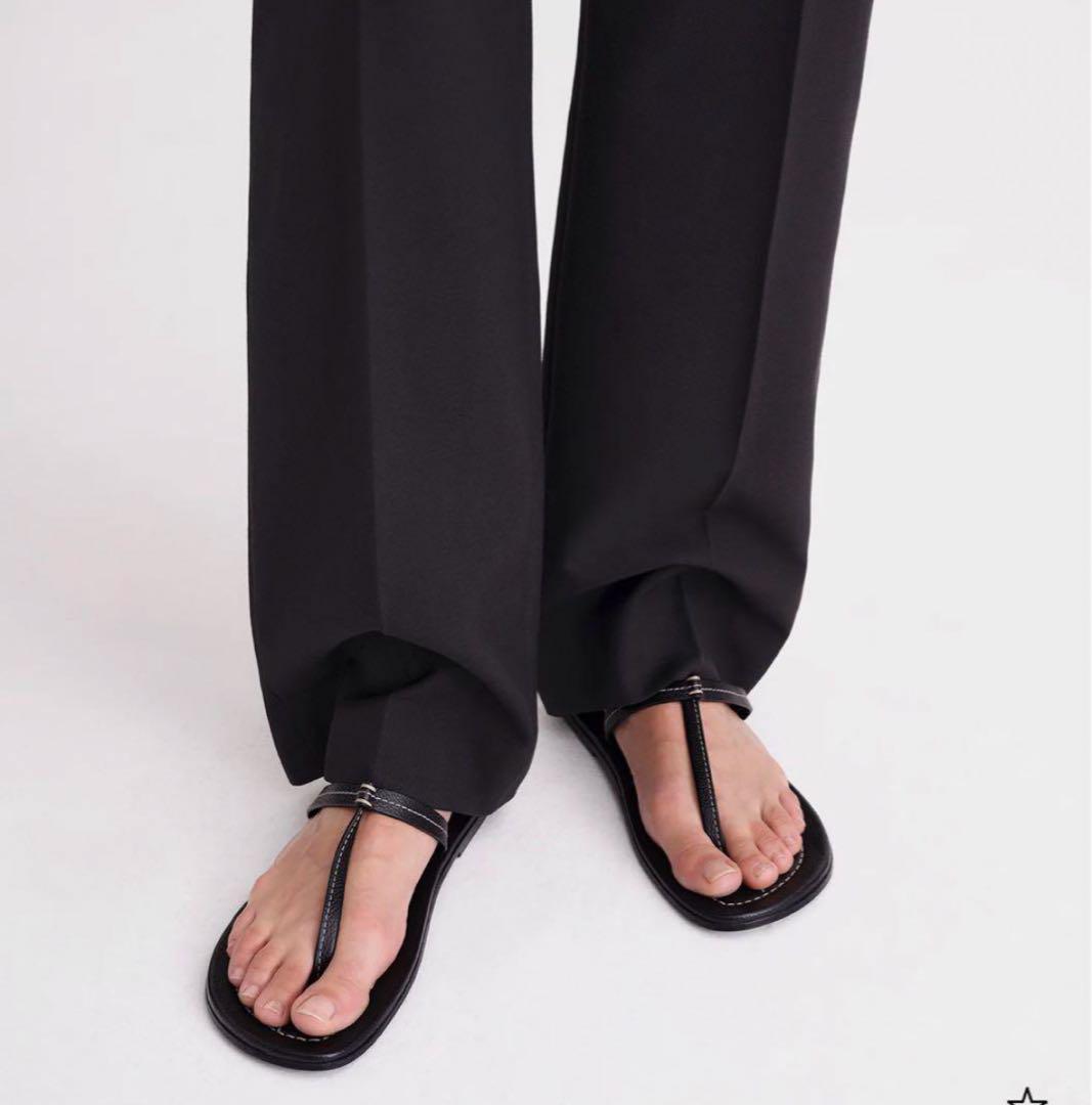 【TOTEME】クロスストラップ レザー サンダル toteme T-Strap Sandal black grain *箱あり（TOTEME クロス