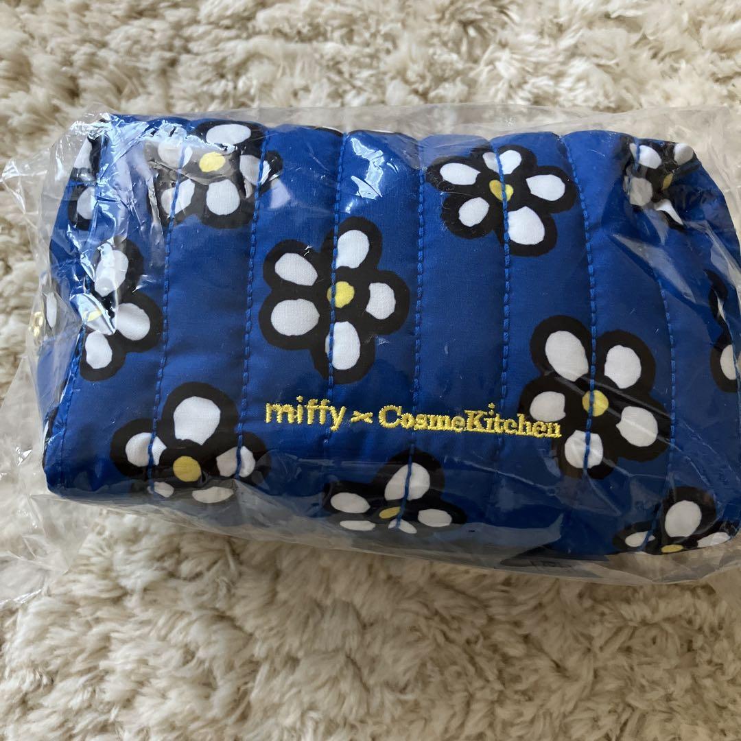 CosmeKitchen miffy キルティングポーチ＆ミラーセット Cosme Kitchen】＜miffy＞キルティングポーチ&ミラーセット