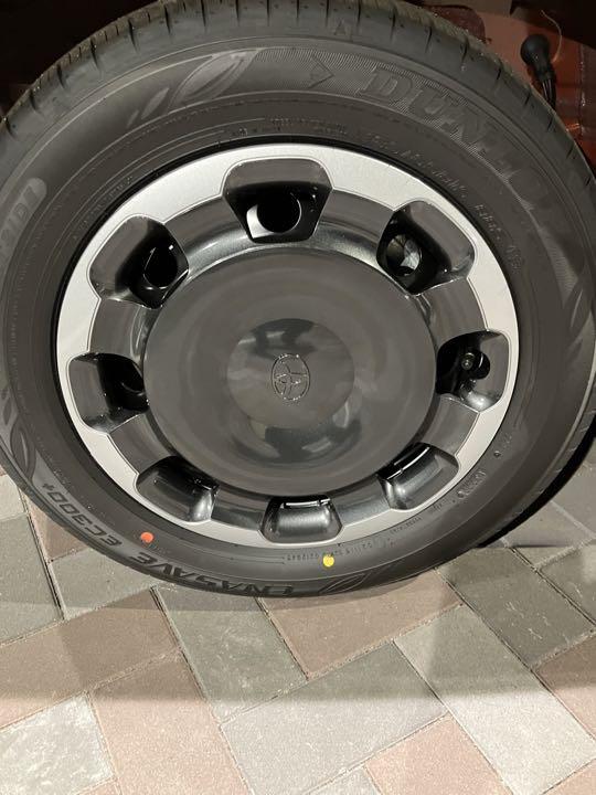 チロル　新型シエンタ　ホイールキャップ 4枚　新車外し 新型シエンタホイールキャップ4枚セット （アクア(TOYOTA)の