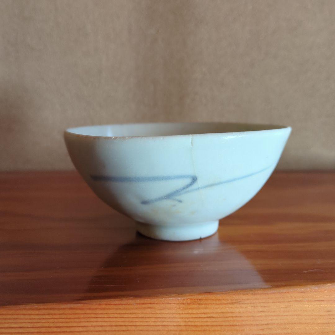 淡い青色の陶器茶碗　おわん　直径約10cm　初期伊万里　骨董　古美術 淡い青色の陶器茶碗 おわん 直径約10cm 初期伊万里 骨董 古美術