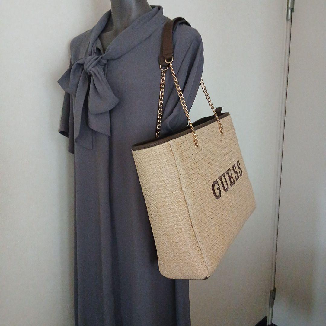 【新品・未使用】GUESS 通勤　大容量　大きいかごバッグ ベージュ　夏 新品・未使用】GUESS 通勤 大容量 大きいかごバッグ ベージュ 夏