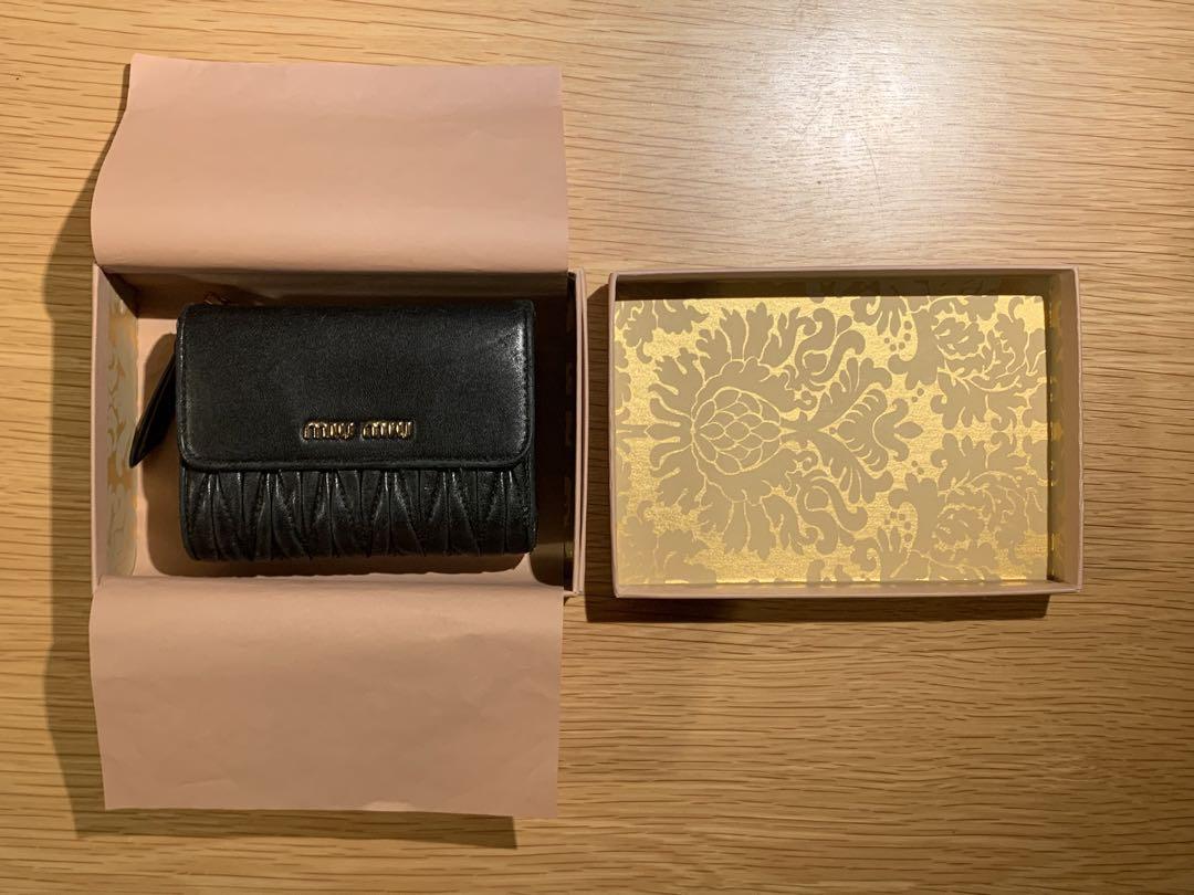 中古品】MIU MIU 二つ折り財布 マテラッセ ロゴ金具 黒 ブラック