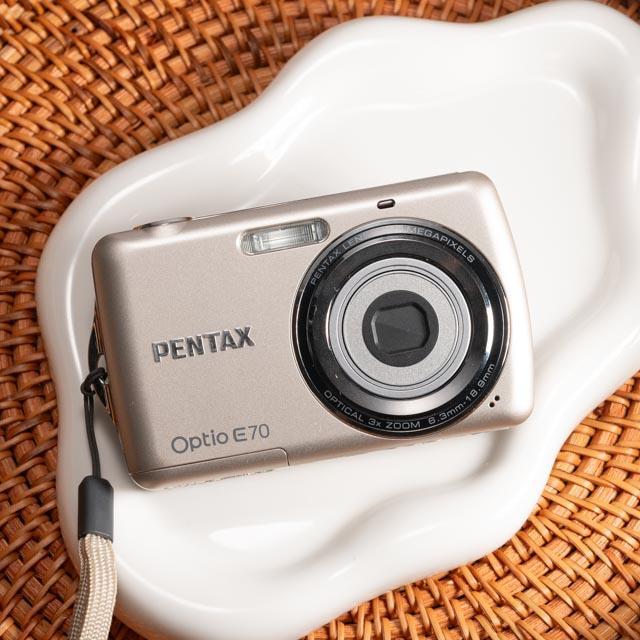 【美品】PENTAX optio E70 単3電池駆動　コンデジ デジカメ PENTAX Optio E70 デジタルカメラ 単三電池使用 単3電池で動く