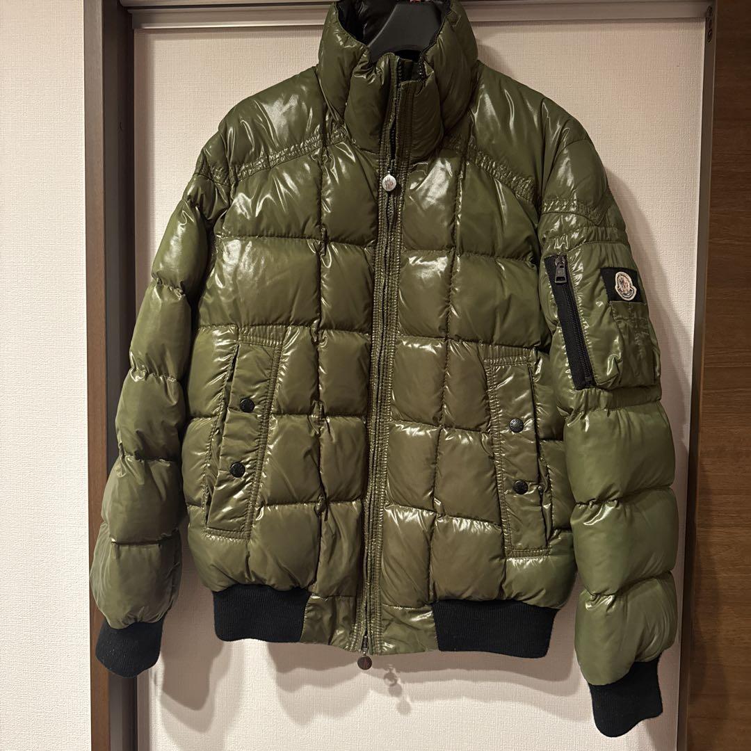 Moncler オリーブグリーン ダウンジャケット （艶やかで美しい
