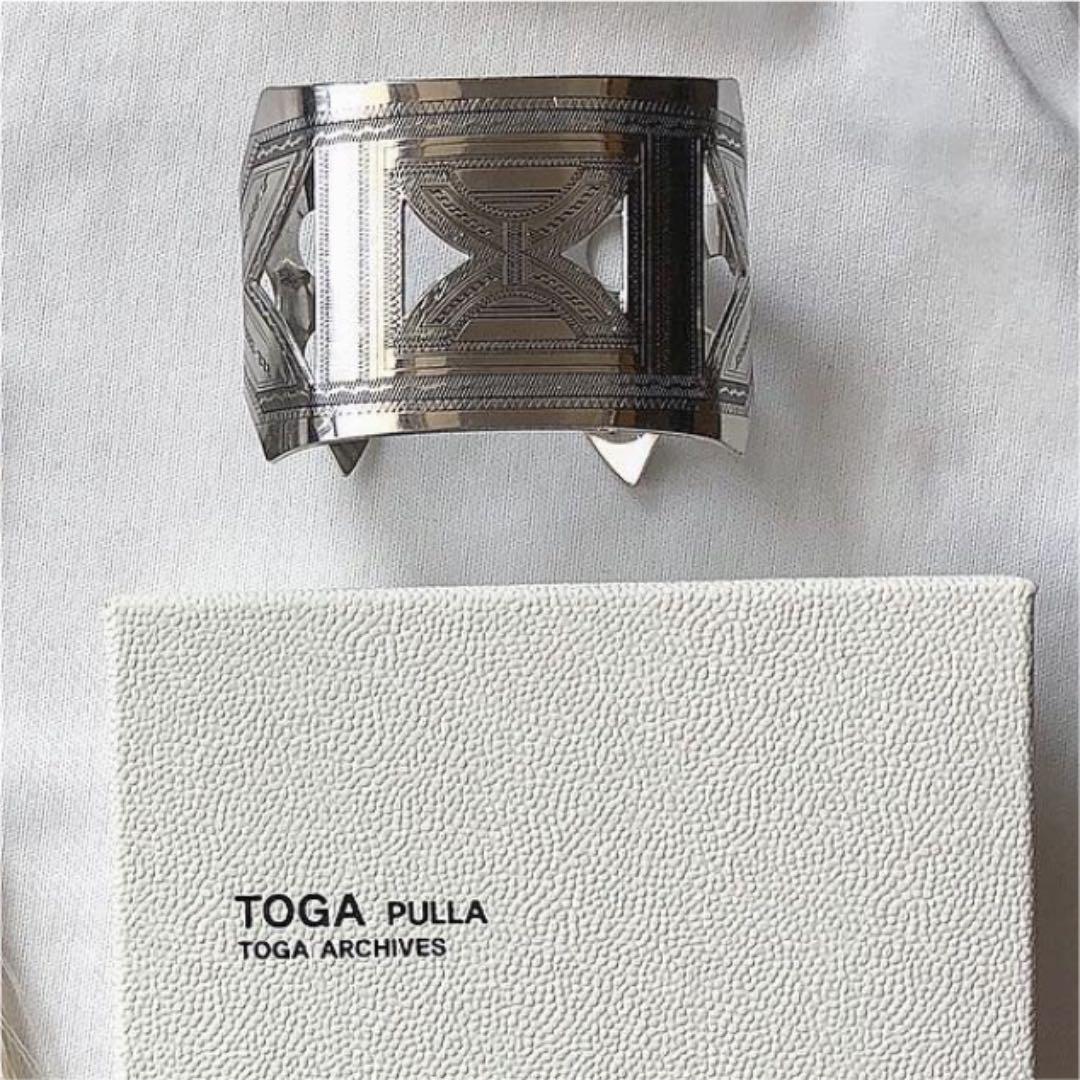 ※コタロウ※　　　　　　　【極美品】トーガプルラ　レザーバングル　シルバー TOGA PULLA（トーガ プルラ）の「【TOGA PULLA(トーガプルラ