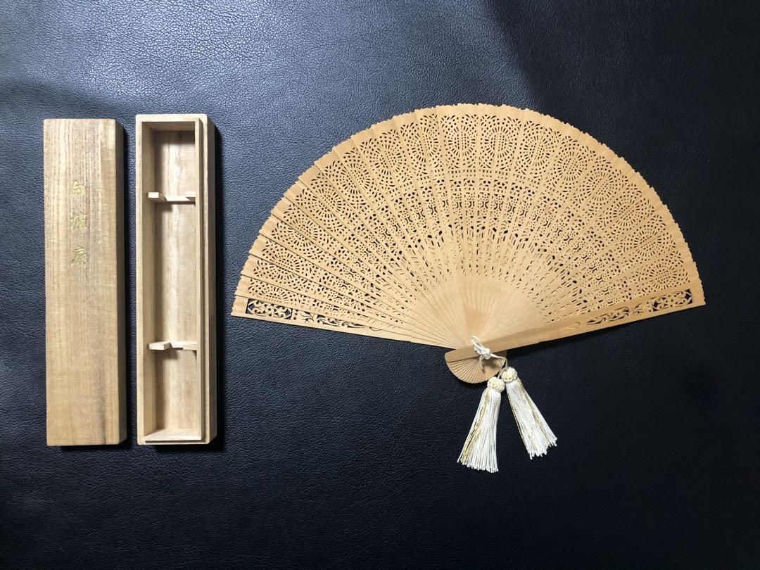 扇子　21cm  美品　白檀　透かし彫り　繊細　細工　工芸　着物　和装 Amazon.co.jp: 白檀扇子 花 透かし彫り 繊細 細工 工芸 着物
