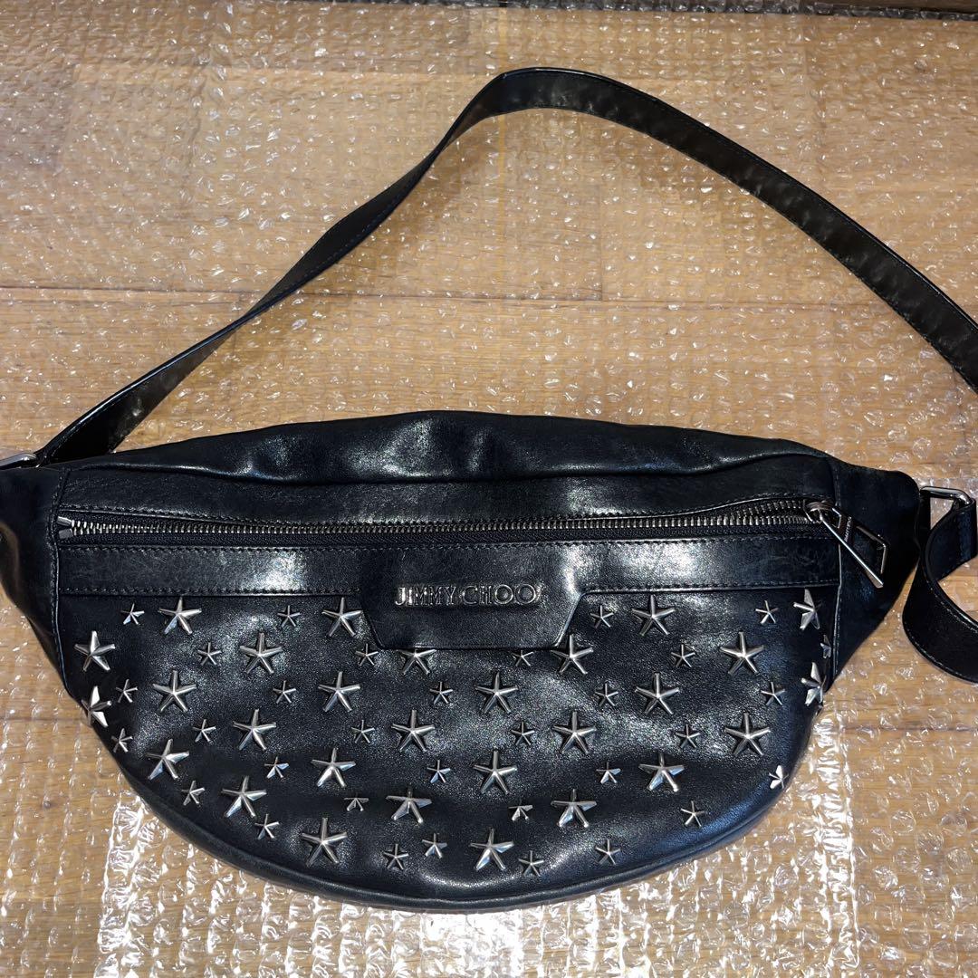 JIMMY CHOO ブラックバッグ 星型刺繍 ジミー チュウより「黒レザー×星柄スタッズ」がパンクテイストな