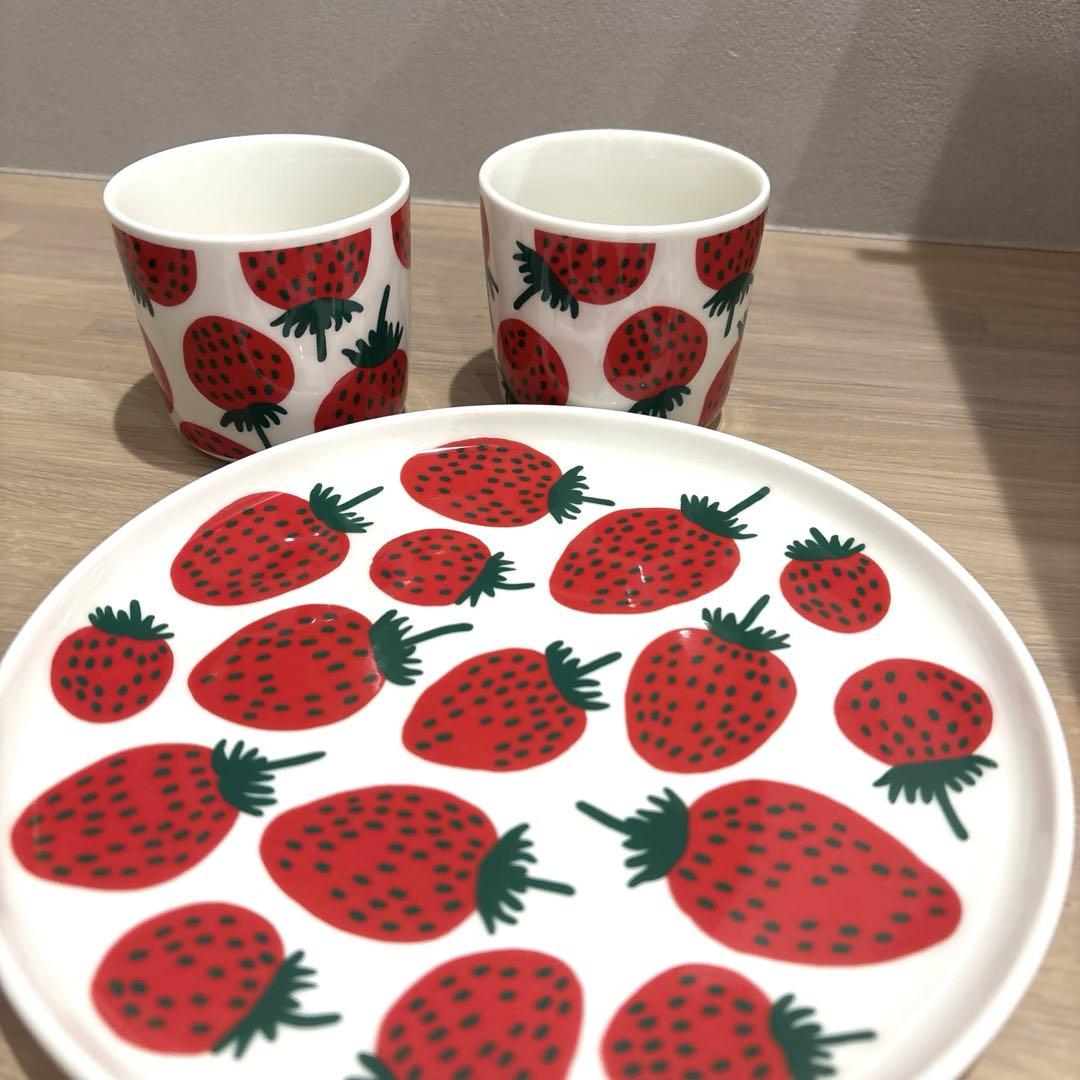 marimekko - マリメッコ　ラテマグ　マンシッカ２個セット包装済　いちご柄　新品未開封 マリメッコ マンシッカ ラテマグ 2個 新品未使用 marimekko 苺
