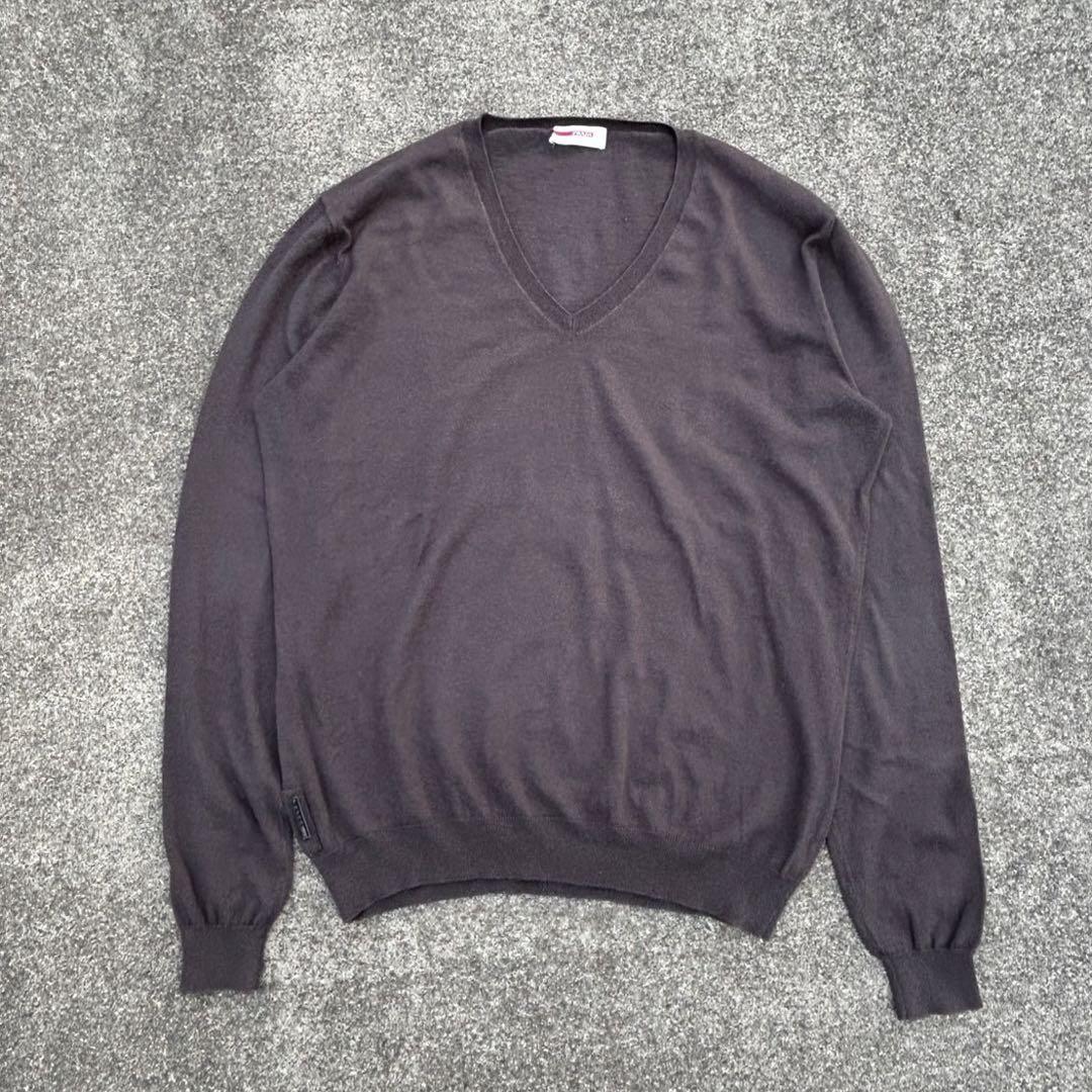 prada sports logo plate v neck knit 深水光太 prada sports logo plate v neck knit 深水光太（PRADA