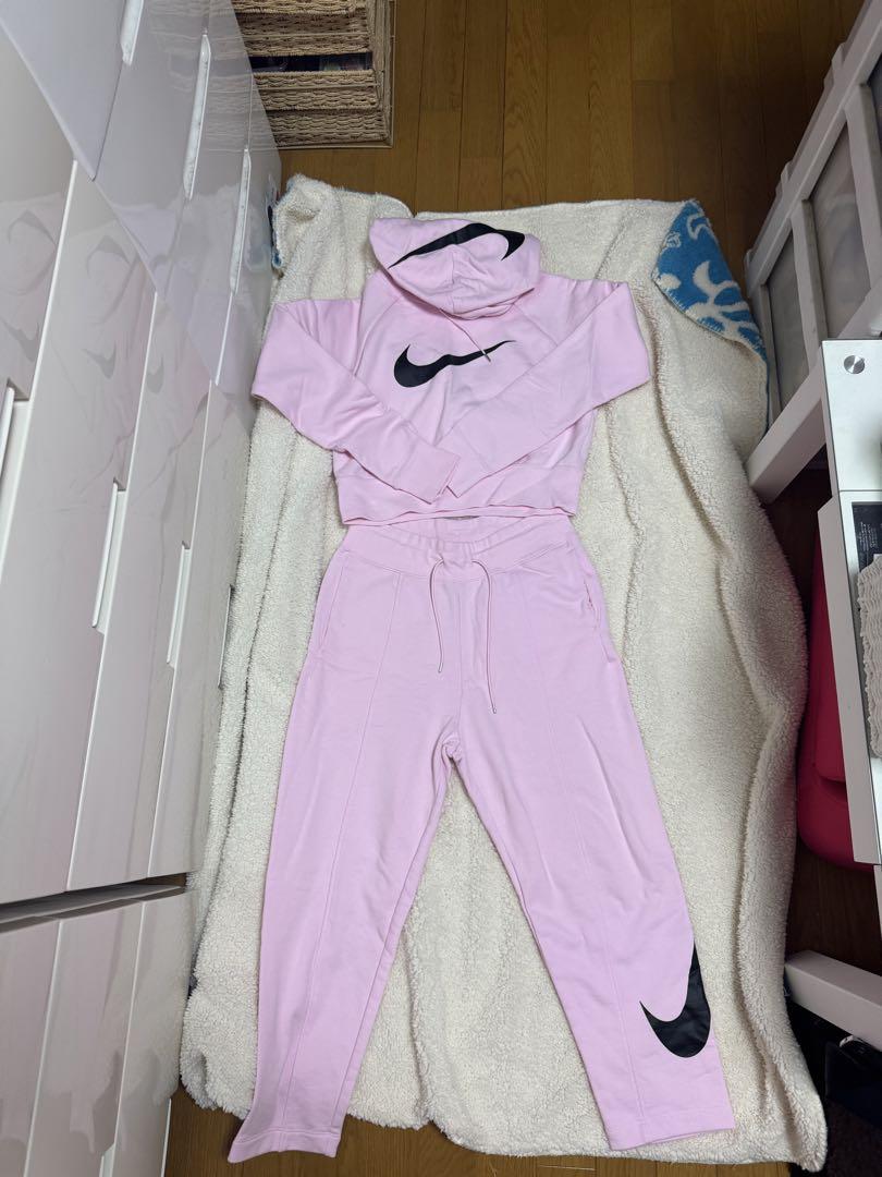 Nike ピンク フード付き クロップドスウェット Nike ピンク フード付き クロップドスウェット（NIKE公式