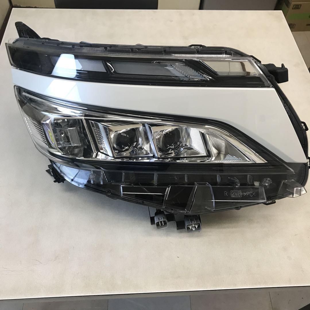 ヴォクシー　右ヘッドライト　ZRR85 ヴォクシー ZS/煌 ZRR80W/ZRR85W HV/ZWR80W 純正 後期 右ヘッド