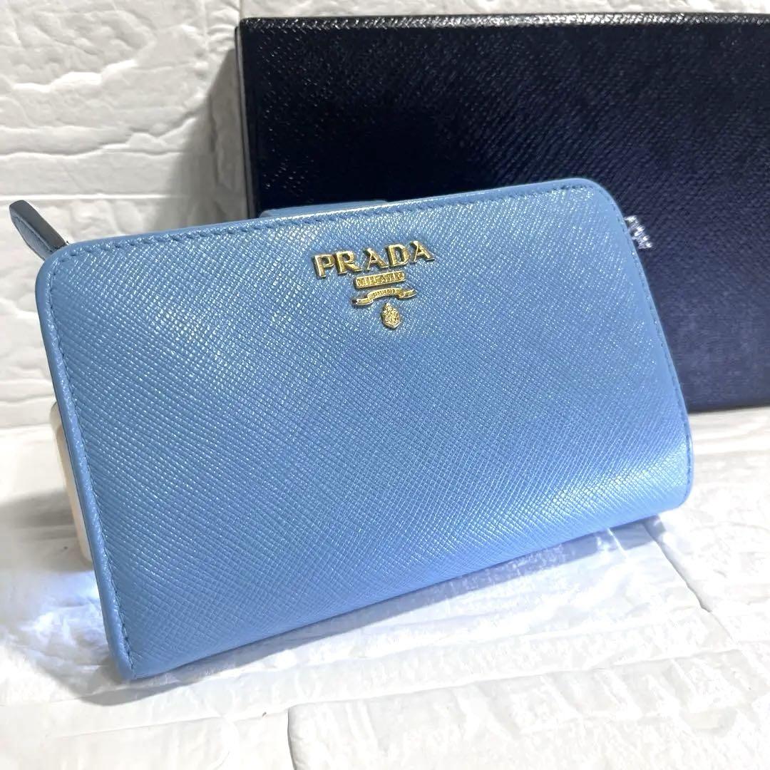 美品✨PRADA 折り財布 L字ファスナー バイカラー メタルロゴ 水色 美品✨PRADA 折り財布 L字ファスナー バイカラー メタルロゴ