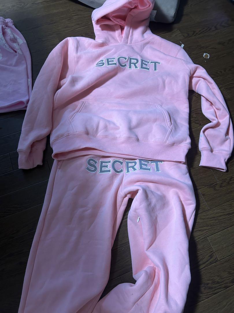 SECRETTロゴ入りピンクパーカーとパンツセット SECRETTロゴ入りピンクパーカーとパンツセット （2点セット