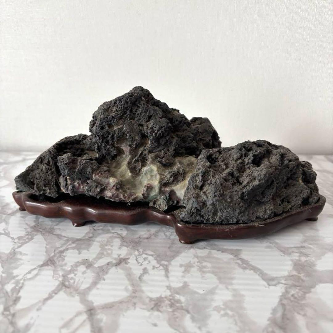 天然水石 黒色 不規則形状 木製台座付き 鑑賞石 自然石 天然石 鉱物 置物 天然水石 黒色 不規則形状 木製台座付き 鑑賞石 自然石 天然石