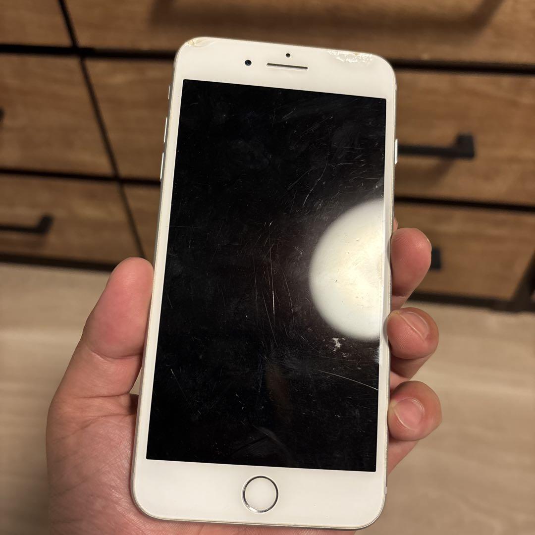 iPhone 8 Plus ホワイト 背面割れ、iPhone自体は使えます iPhone 8 Plus ホワイト 背面割れ、iPhone自体は使えます